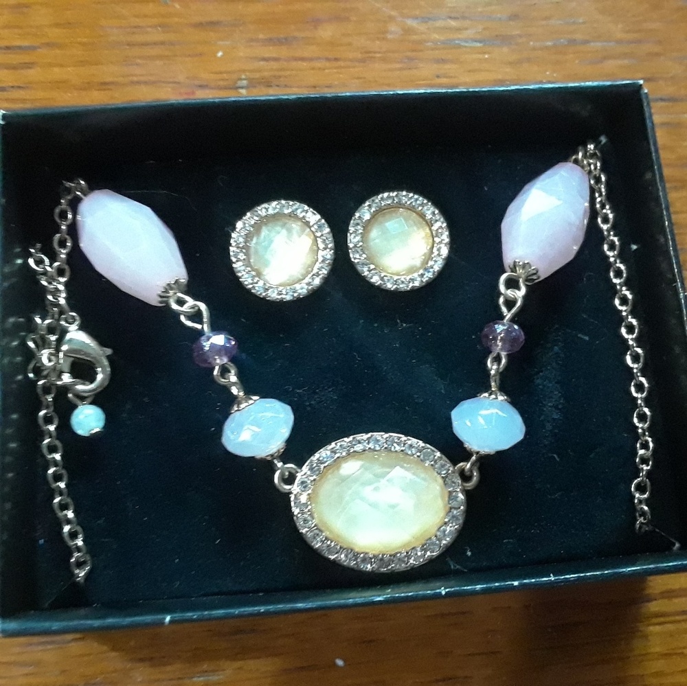 Necklace and earring set